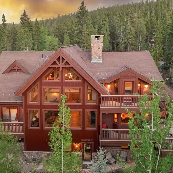 MOUNTAIN CHARM AND COMFORT ON A SPACIOUS PRIVATE LOT