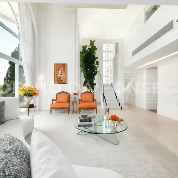 HIGH-END PENTHOUSE IN AN AMENITY-RICH BUILDING