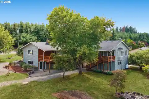 Peaceful Country Estate with Two Accessory Units