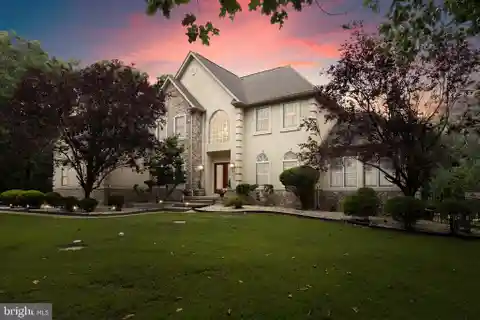 Elegant Pendleton Ridge Estate with Private Pool