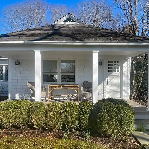 CHARMING SOUTHAMPTON RETREAT STEPS FROM BEACH