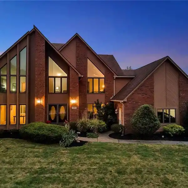 WELCOMING LUXURY HOME IN LOCH LEA ESTATES