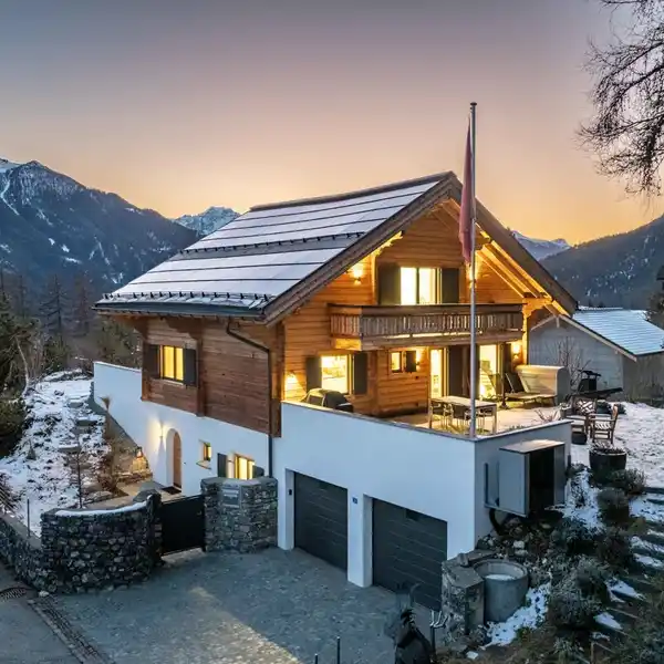 A CHALET ON THE SUNNY PLATEAU OF ALVANEU DORF