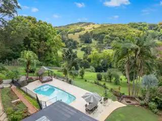 Hinterland Retreat with Coastal Convenience