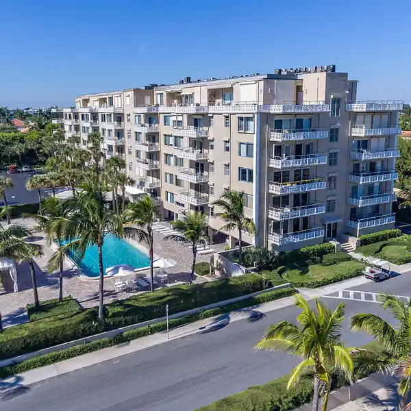 BRIGHT AND SPACIOUS APARTMENT IN A FULL-SERVICE BUILDING