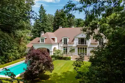 Elegant Classic Villa in Ideal Location