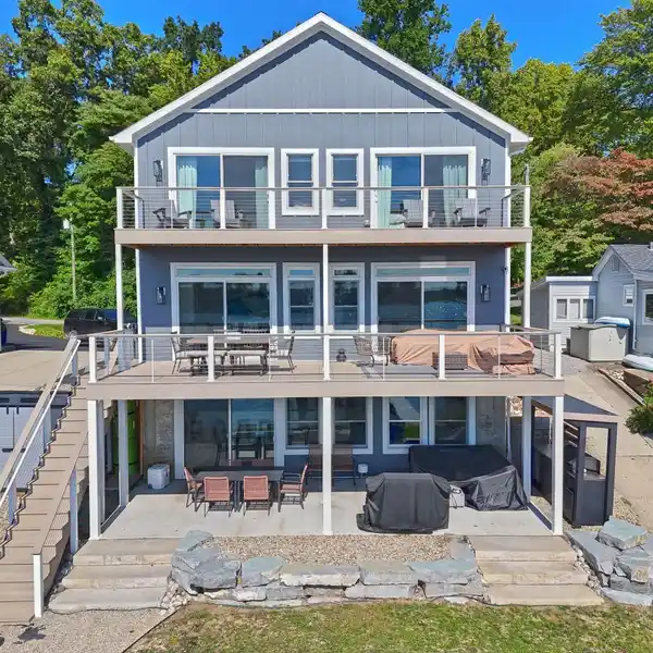 NEWLY RENOVATED LAKESIDE LIVING