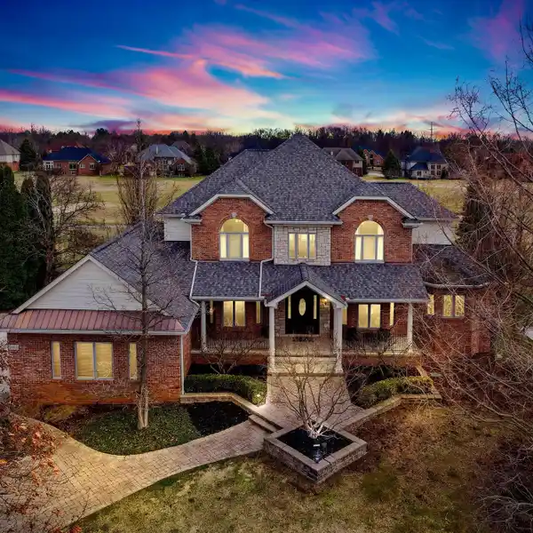 CUSTOM ESTATE IN EXCLUSIVE COMMUNITY