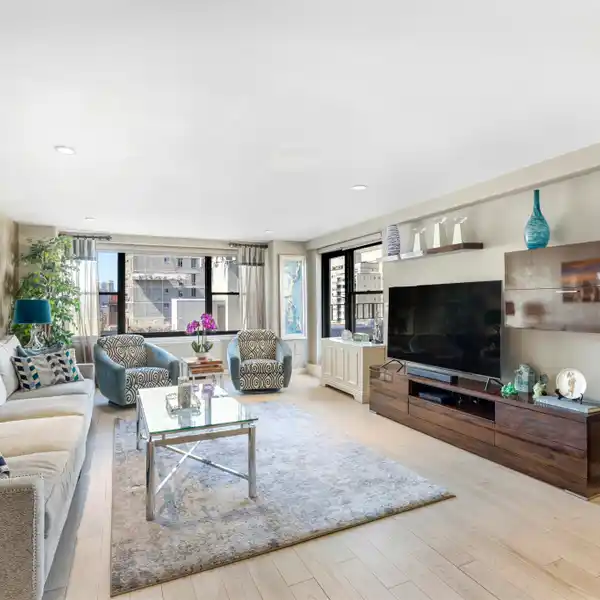 PENTHOUSE ON TOP OF THE REGENCY EAST
