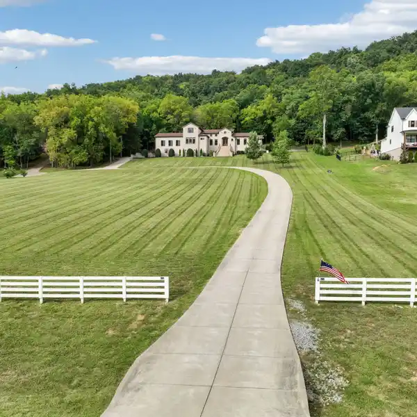 EXCEPTIONAL HILLTOP HOME IN MAGNOLIA VALLEY ESTATES
