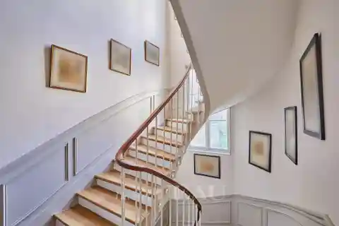 Peaceful Residence in a Concierge Building