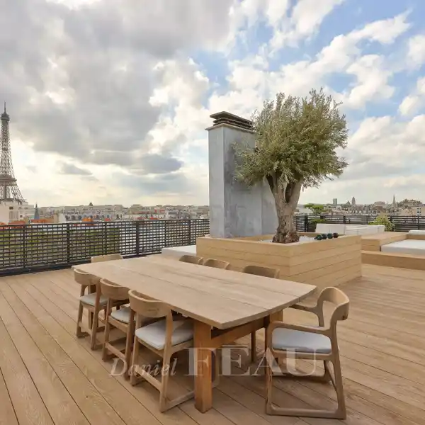EXCEPTIONAL APARTMENT WITH EXPANSIVE TERRACE AND COMMANDING VIEW