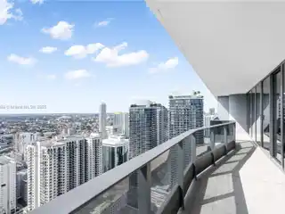 Beautiful Unit with Amazing Skyline Views