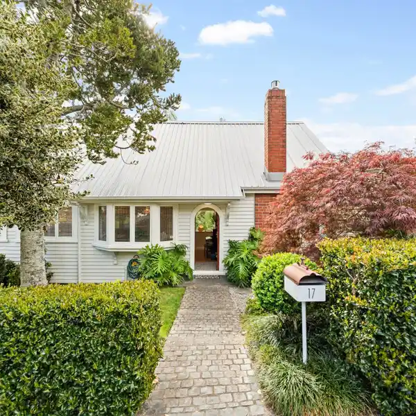 CHARMING BUNGALOW WITH MODERN COMFORT AND PRIVACY