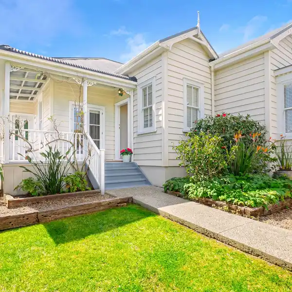 BEAUTIFULLY PRESENTED 1910 DEVONPORT FAMILY VILLA