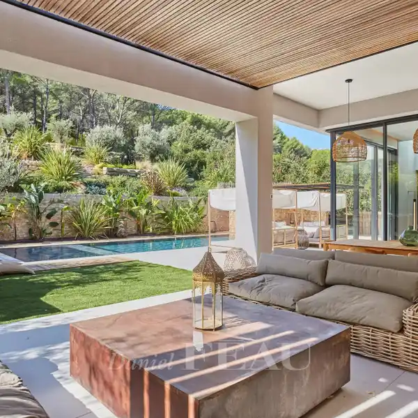 BEAUTIFULLY APPOINTED NEWER PROPERTY