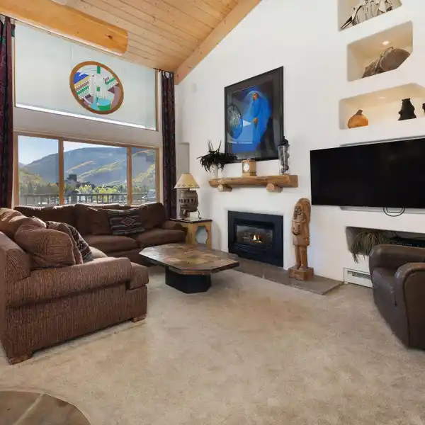 FOUR BEDROOM PLUS LOFT PENTHOUSE IN LIONSHEAD