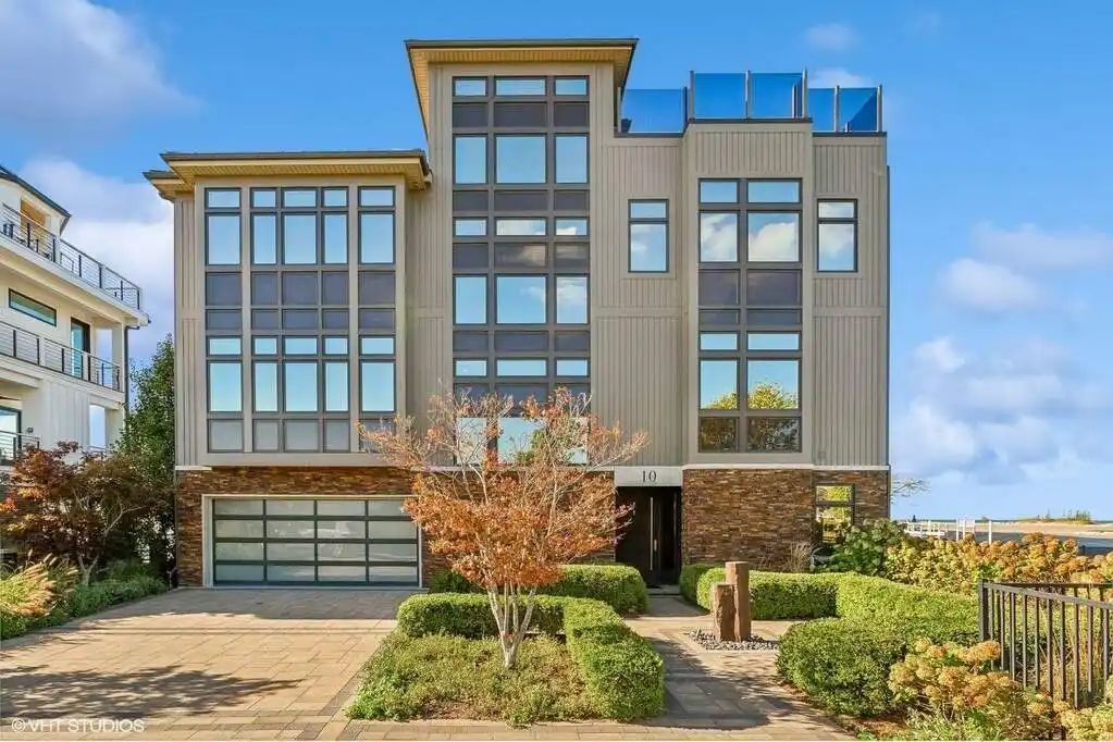 Unique Contemporary Mansion on an Exclusive Peninsula