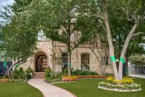 Exceptional Residence on an Expansive Corner Let