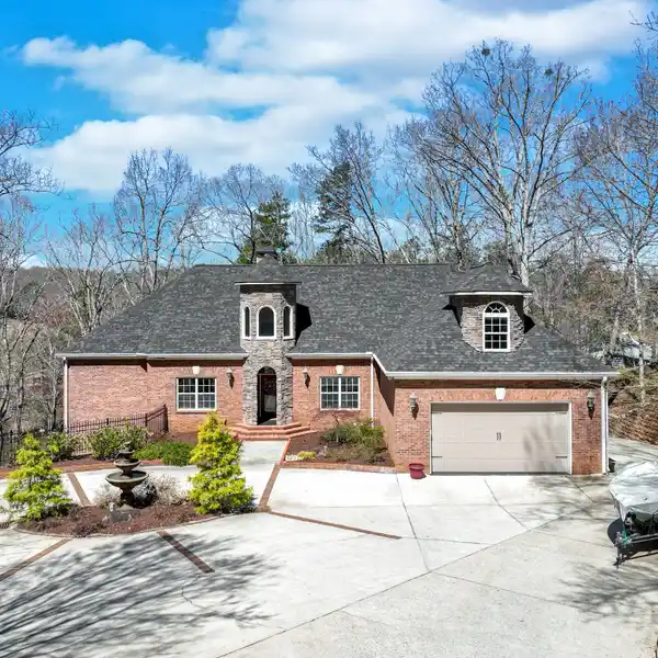 ELEGANT TRADITIONAL LAKE LANIER HOME
