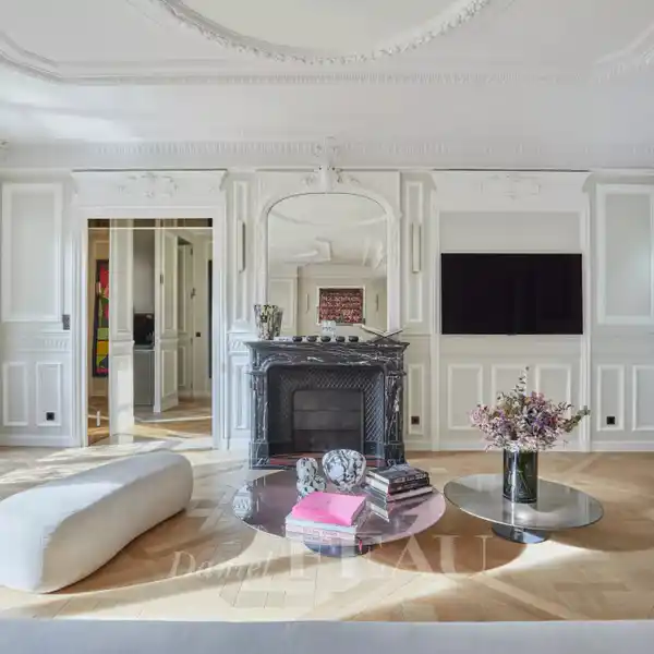 METICULOUSLY RENOVATED SOUTH-WEST-FACING APARTMENT