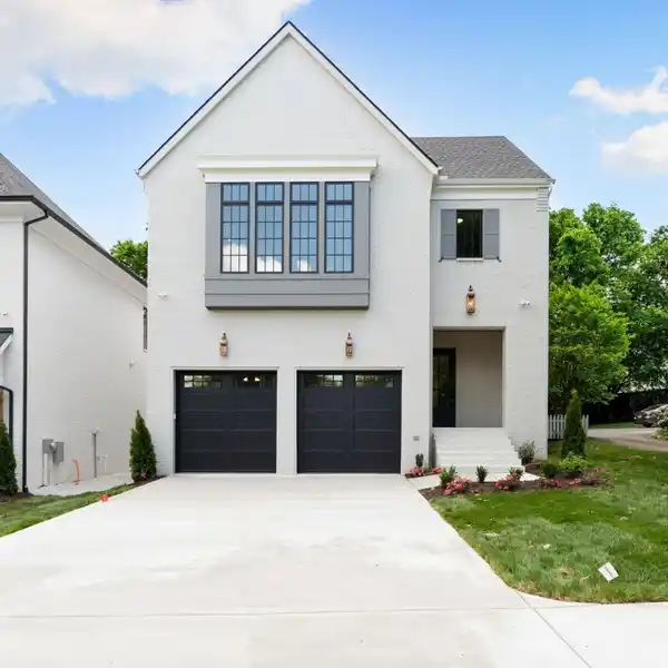 MODERN FARMHOUSE IN OAK HILL