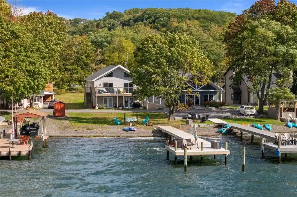 Newer Lakefront Chalet