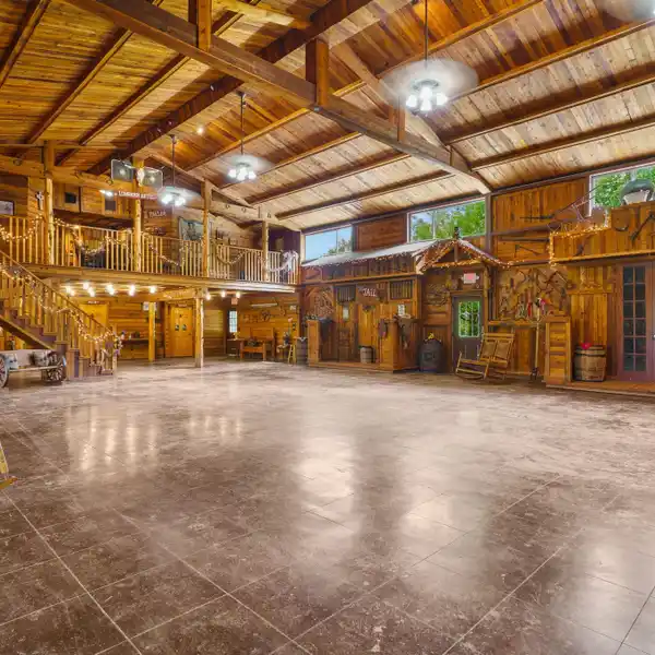 RUSTIC RANCH RETREAT WITH PRIVATE LAKEFRONT VENUE