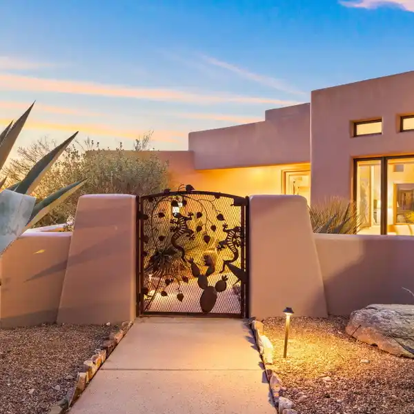 STUNNING OPEN-CONCEPT HOME IN COLONIA DEL SOL