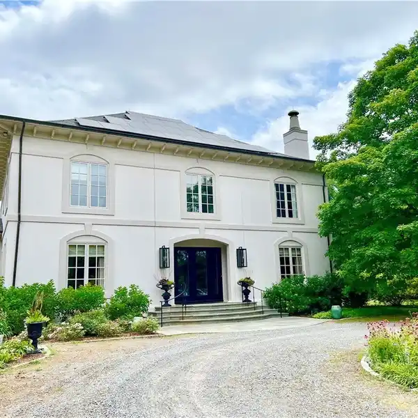 FRENCH CHATEAU LIVING MEETS NATURAL BEAUTY