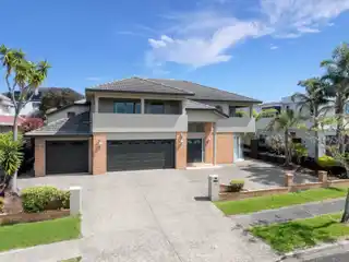 Grand Cul-De-Sac Estate with Spa Retreat Touches