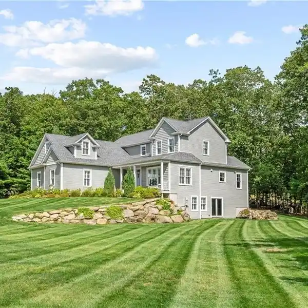 SPACIOUS HOME WITH BONUS ROOM, MUDROOM, AND WALK-IN CLOSETS