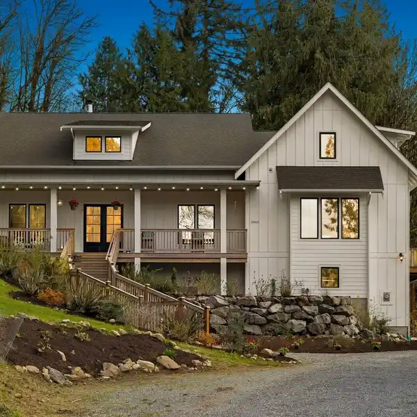 CUSTOM MODERN FARMHOUSE ON 6.8 ACRES