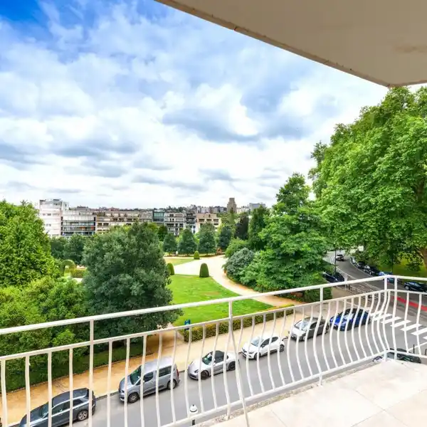 EXCEPTIONAL FLAT IN A CLASSIC RESIDENCE