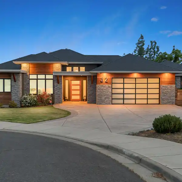 STUNNING CONTEMPORARY HOME