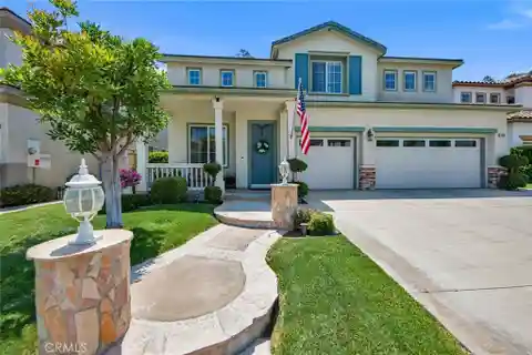 Gorgeous Valencia Home with Entertainer’s Backyard