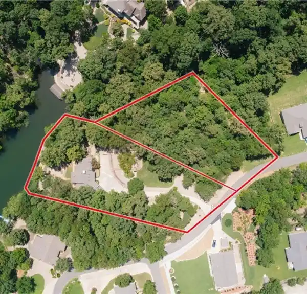 PARK-LIKE SECLUDED LAKE-FRONT LIVING