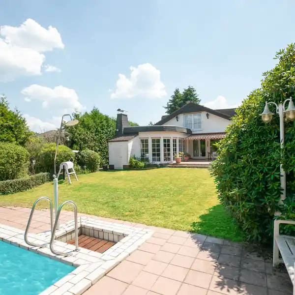 CLASSIC COUNTRY HOUSE STYLE RESIDENCE