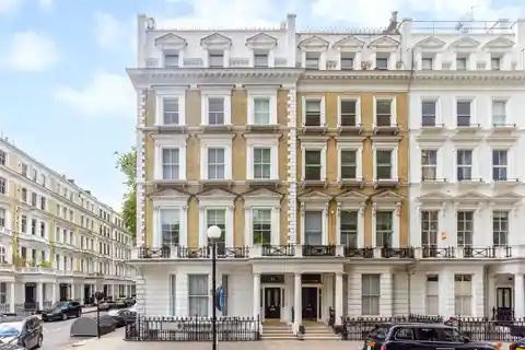 Light-Filled and Open Residence in London