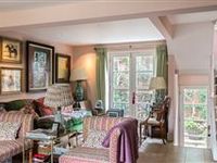 DELIGHTFUL AND STYLISHLY PRESENTED HOUSE IN CHELSEA
