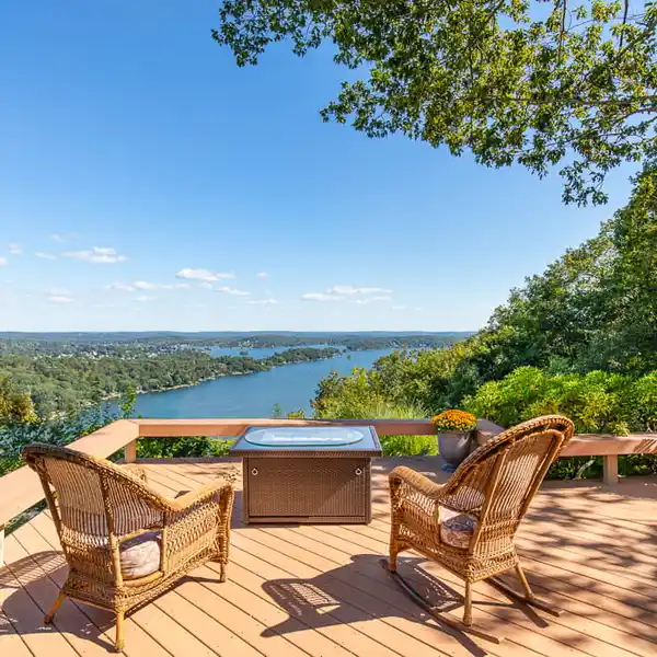 RE-ENVISIONED CONTEMPORARY ESTATE COMMANDS DRAMATIC 180-DEGREE PANORAMAS