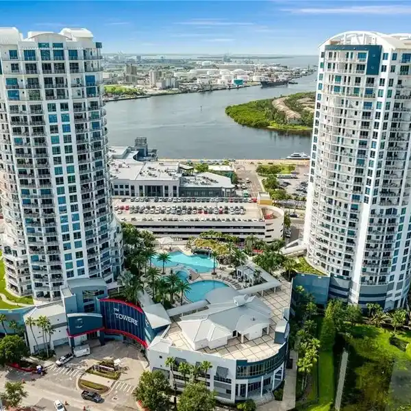 CHANNELSIDE ELEGANCE WITH WRAPAROUND BALCONY