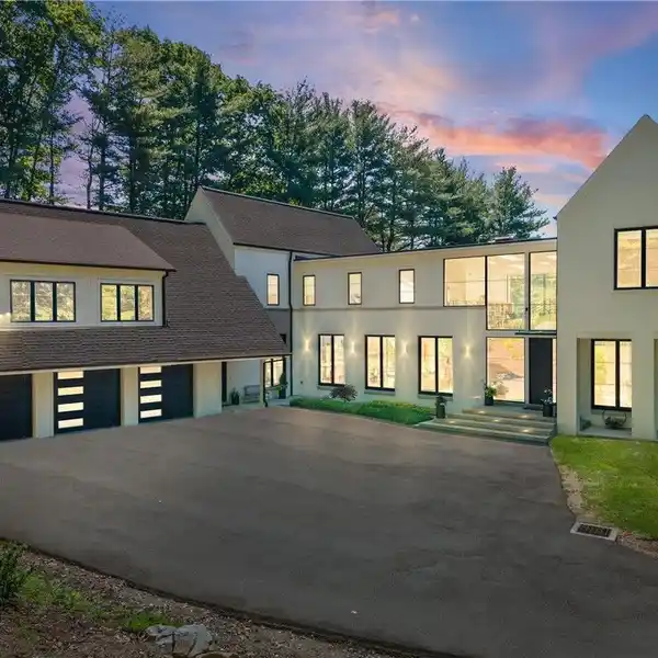 ULTRA MODERN NEWLY CONSTRUCTED HOME