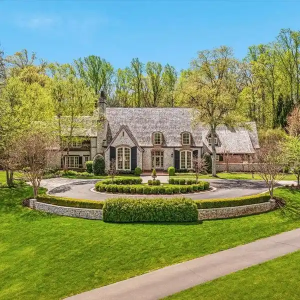 METICULOUS CRAFTSMANSHIP MEETS RESORT-INSPIRED LIVING