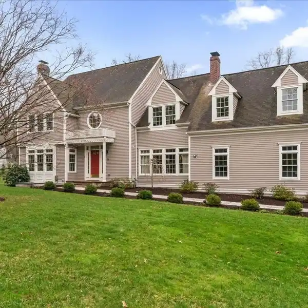ELEGANT HOME IN PRESTIGIOUS ALGONQUIN ESTATES