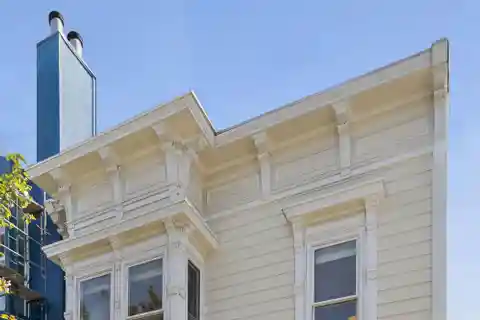 Lovingly Updated Top-floor Victorian Flat
