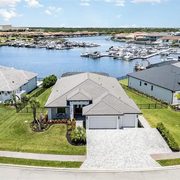 WATERFRONT LUXURY LIVING IN SANCTUARY COVE