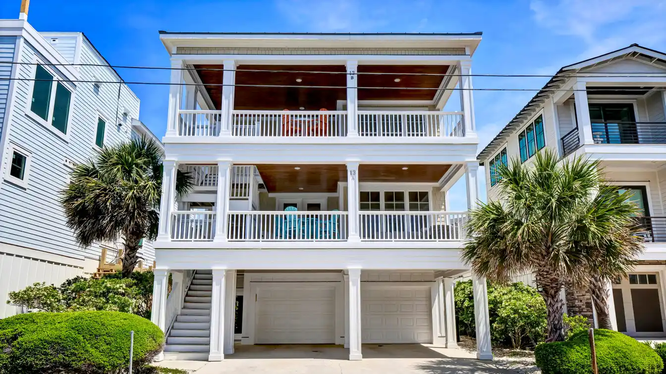 Gorgeous Top Floor Condo One Back from the Ocean