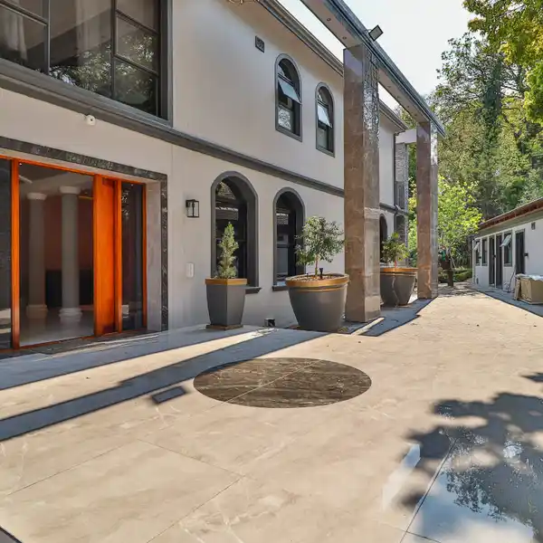 MODERN PALACE IN BISHOPSCOURT WITH LUXURY AMENITIES