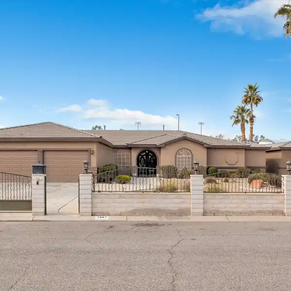 SINGLE STORY RANCH HOME WITH CASITA